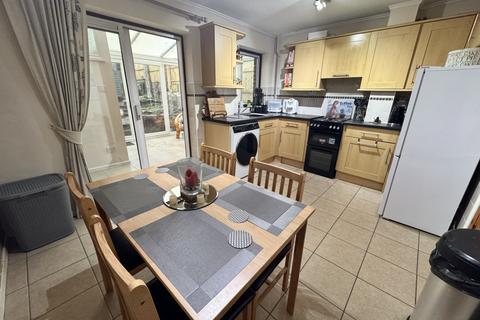 2 Alderdale, Lydney, GL15 5NG