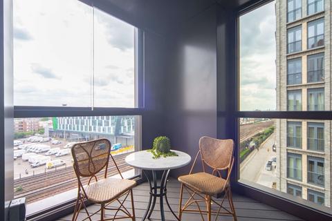 2 bedroom flat to rent, Charles Cloves Walk, London SW11