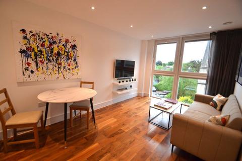 1 bedroom flat to rent, BEAUTIFUL FLAT WITH WALK IN WARDROBE AND PARKING