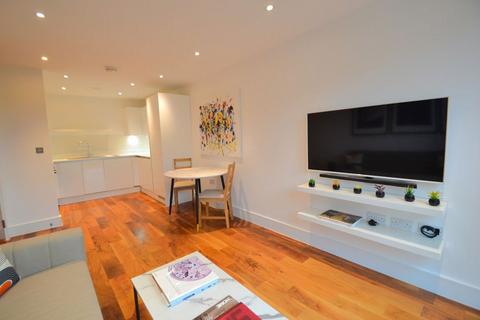 1 bedroom flat to rent, BEAUTIFUL FLAT WITH WALK IN WARDROBE AND PARKING