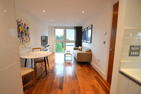 1 bedroom flat to rent, BEAUTIFUL FLAT WITH WALK IN WARDROBE AND PARKING