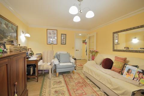 1 bedroom flat for sale, Pegasus Court, Green Lanes, Winchmore Hill, London. N21