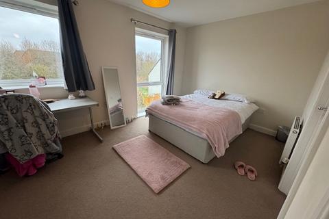4 bedroom semi-detached house to rent, Comet Avenue, Milehouse, Newcastle-under-Lyme, ST5