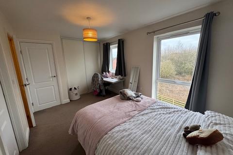 4 bedroom semi-detached house to rent, Comet Avenue, Milehouse, Newcastle-under-Lyme, ST5