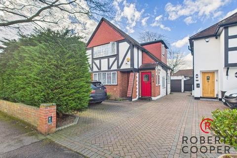 4 bedroom detached house to rent, The Fairway, Ruislip, HA4