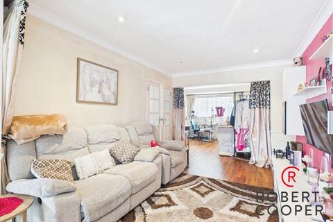 4 bedroom detached house to rent, The Fairway, Ruislip, HA4