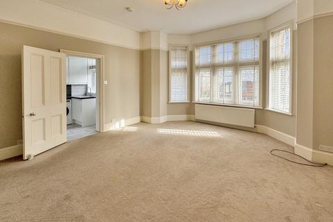 2 bedroom flat to rent, Riverdale Gardens, East Twickenham