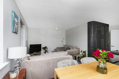 38 Austin Close, Huddersfield, HD3 3ZQ