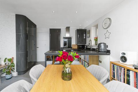 38 Austin Close, Huddersfield, HD3 3ZQ