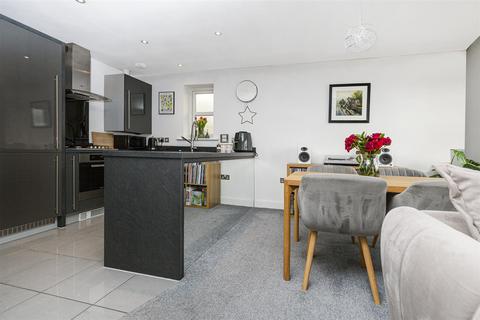 38 Austin Close, Huddersfield, HD3 3ZQ