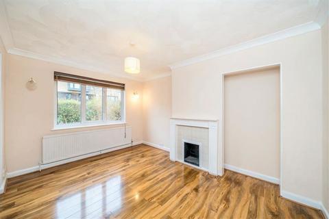 3 bedroom semi-detached house to rent, Meadowside, London SE9