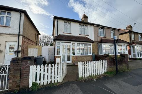 3 bedroom semi-detached house for sale, Shaftesbury Avenue, Feltham TW14