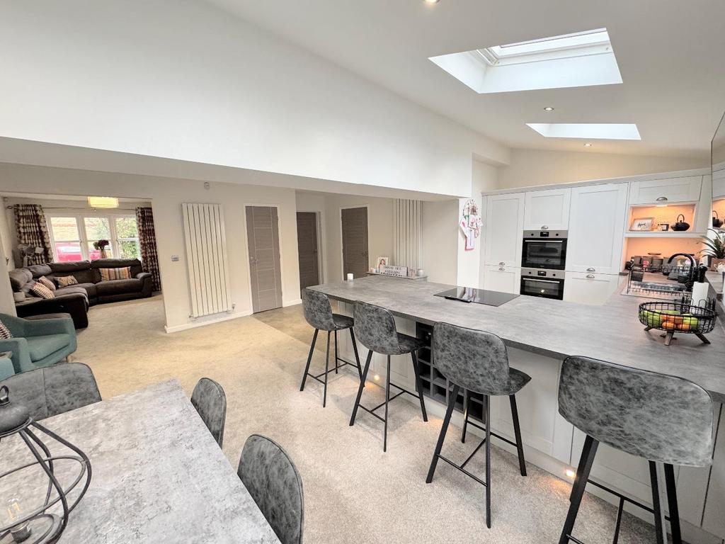 Open plan lounge / dining area