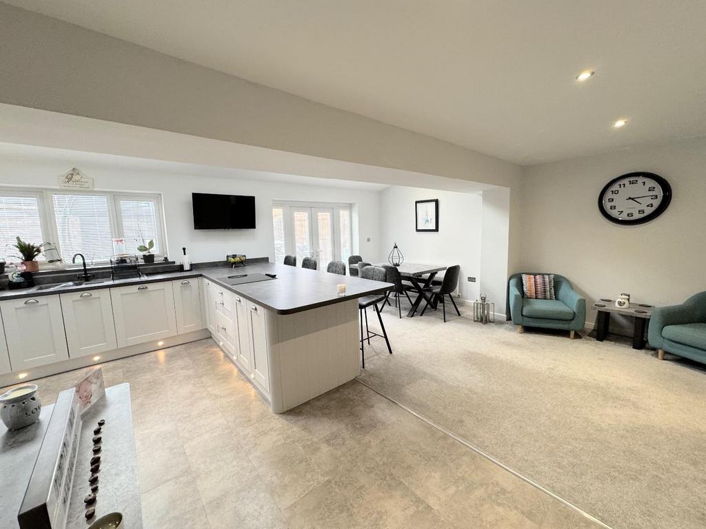 Open plan lounge / dining area