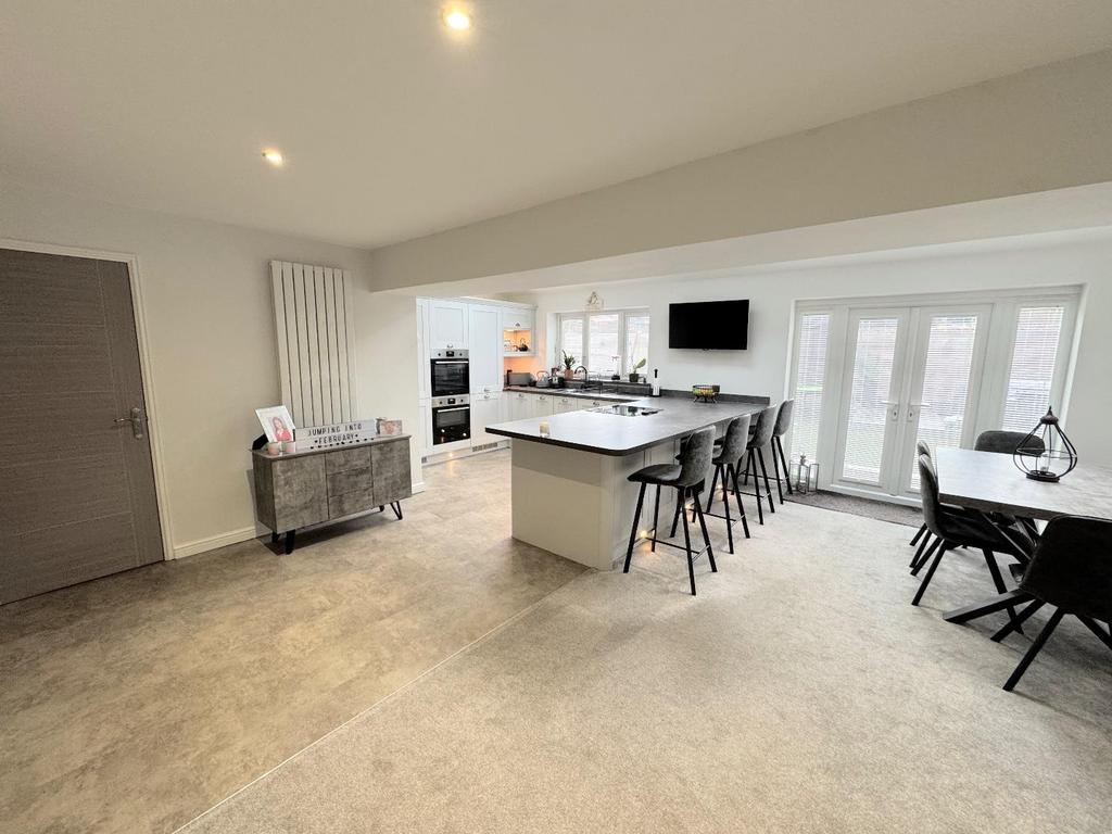Open plan lounge / dining are