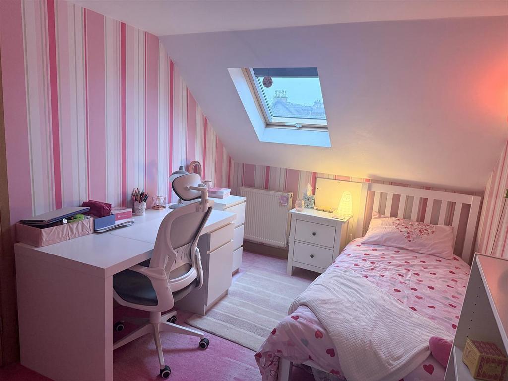 Pink bed - 19 King Street.jpg