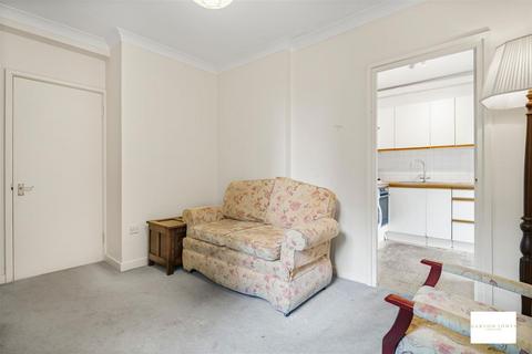 1 bedroom flat for sale, Cheylesmore House, Ebury Bridge Road, Chelsea, London, SW1W