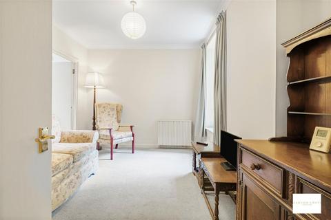 1 bedroom flat for sale, Cheylesmore House, Ebury Bridge Road, Chelsea, London, SW1W