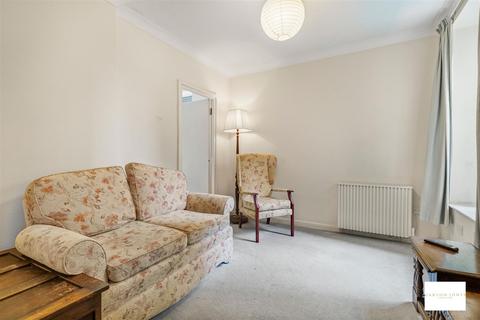 1 bedroom flat for sale, Cheylesmore House, Ebury Bridge Road, Chelsea, London, SW1W