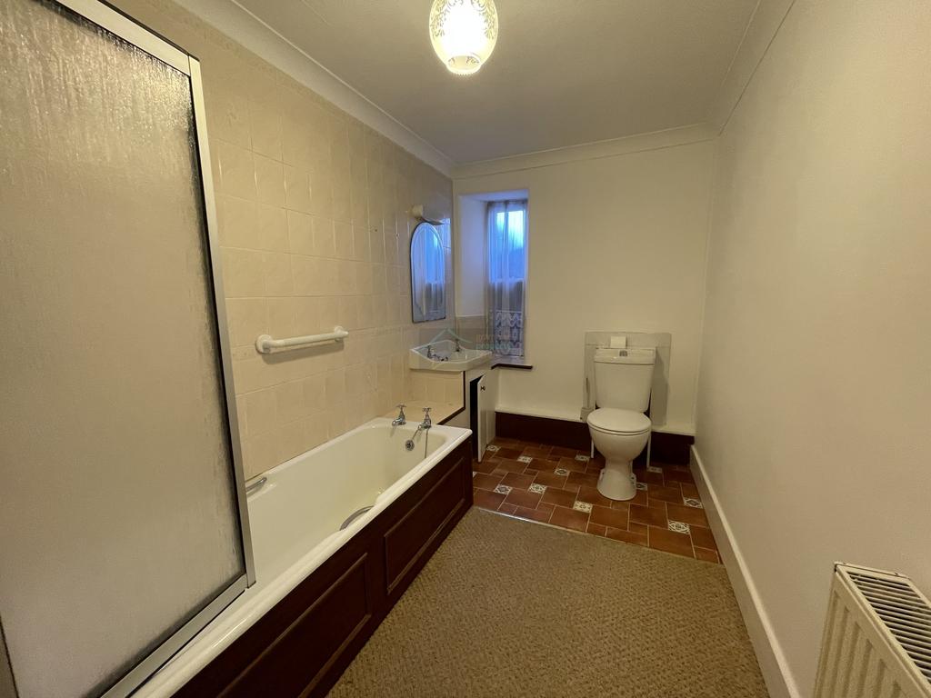 Bathroom a.JPG