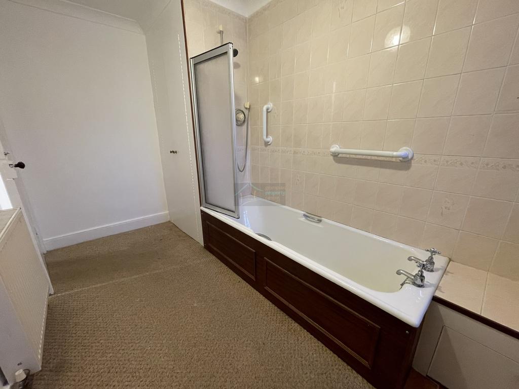Bathroom b.JPG