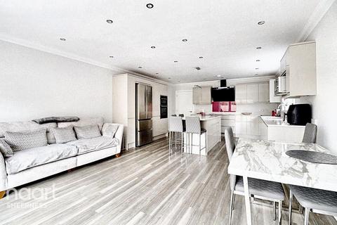 5 bedroom bungalow for sale, Barton Hill Drive, Minster