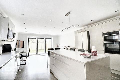 5 bedroom bungalow for sale, Barton Hill Drive, Minster