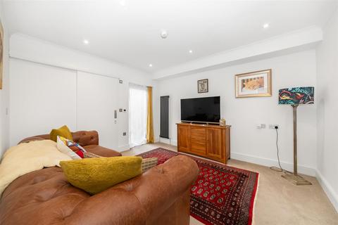 17 Avenue Road, Caterham, CR3 5TR