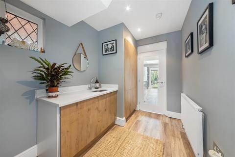 17 Avenue Road, Caterham, CR3 5TR
