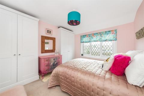 17 Avenue Road, Caterham, CR3 5TR
