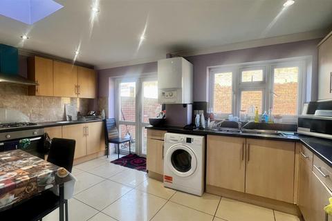 7 bedroom end of terrace house for sale, Meadowbank Gardens, Cranford TW5