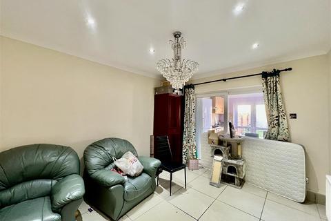 7 bedroom end of terrace house for sale, Meadowbank Gardens, Cranford TW5