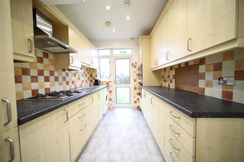 4 bedroom house to rent, Buckingham Close, Enfield