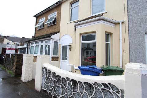 3 bedroom house to rent, 3 ,Bradbourne Road, Grays , RM17