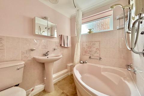 26 Links Drive, Bexhill-on-sea, TN40 1TE