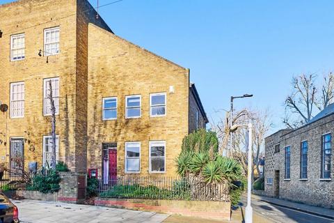 3 bedroom house to rent, Surrey Square, London SE17