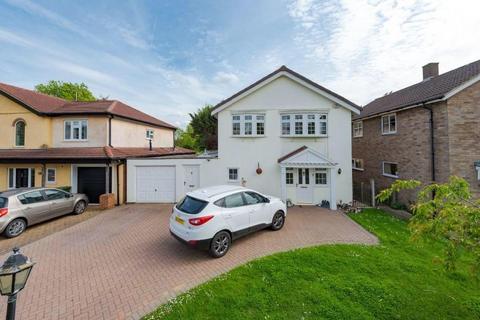 4 bedroom detached house to rent, Ferndown, Hornchurch