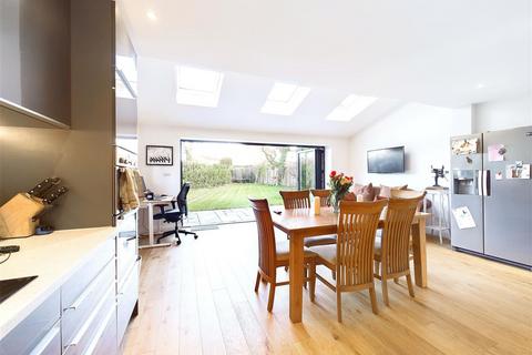 4 Helen Close, West Molesey, KT8 2PU