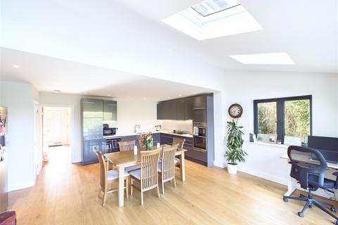 4 Helen Close, West Molesey, KT8 2PU