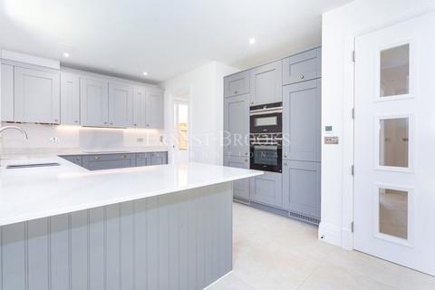5 bedroom detached house to rent, Lushington Drive, Barnet, EN4