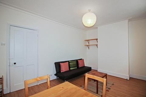 1 bedroom flat to rent, 4 The Crescent, London