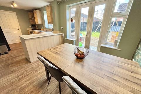 3 Llys Ynysgeinon, Godrergraig, Swansea, SA9 2BJ