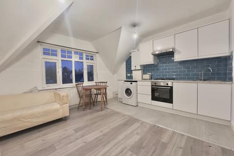 2 bedroom flat to rent, St. Margarets Road, SE4 1YL