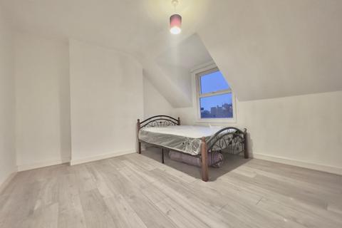 2 bedroom flat to rent, St. Margarets Road, SE4 1YL