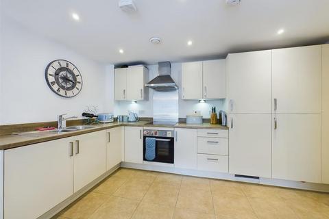 2 bedroom flat for sale, Mayfield Road, Hersham, Walton-On-Thames