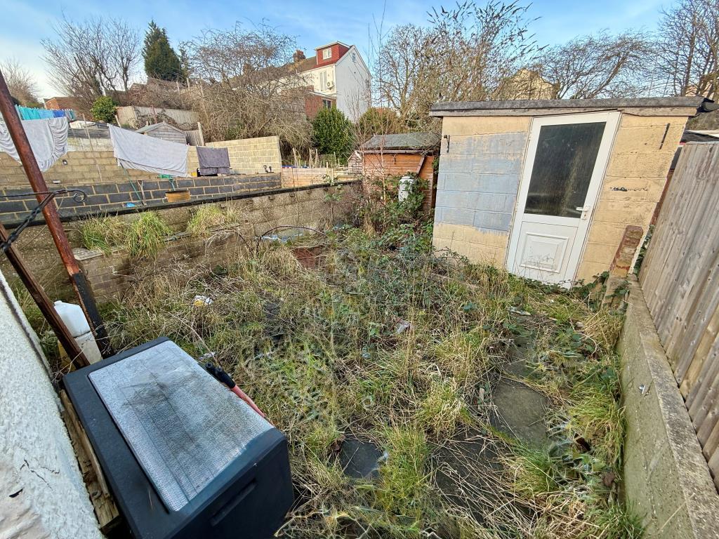 Garden with outbuilding
