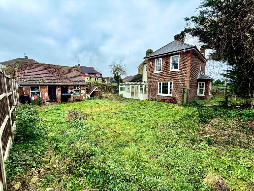 Garden to rear with outbuilding
