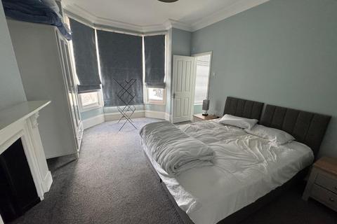 Basement Flat, Unicorn House, 7 Castle Street, Dover, CT16 1PT
