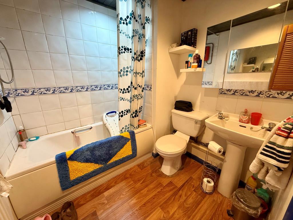 Bathroom with W.C.