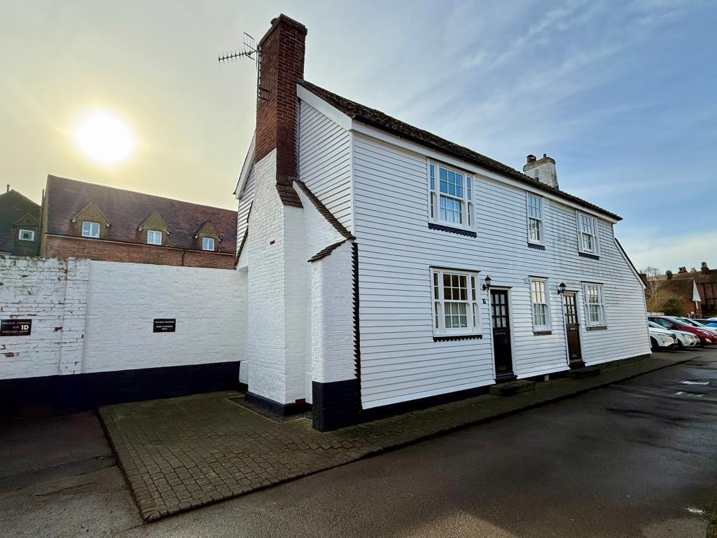 Semi-detached cottage with adjacent parking space